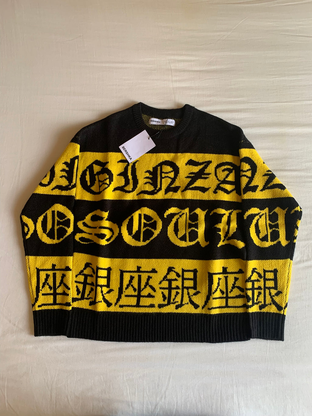 Jersey Bershka Punto Letras Góticas Negro y Amarillo