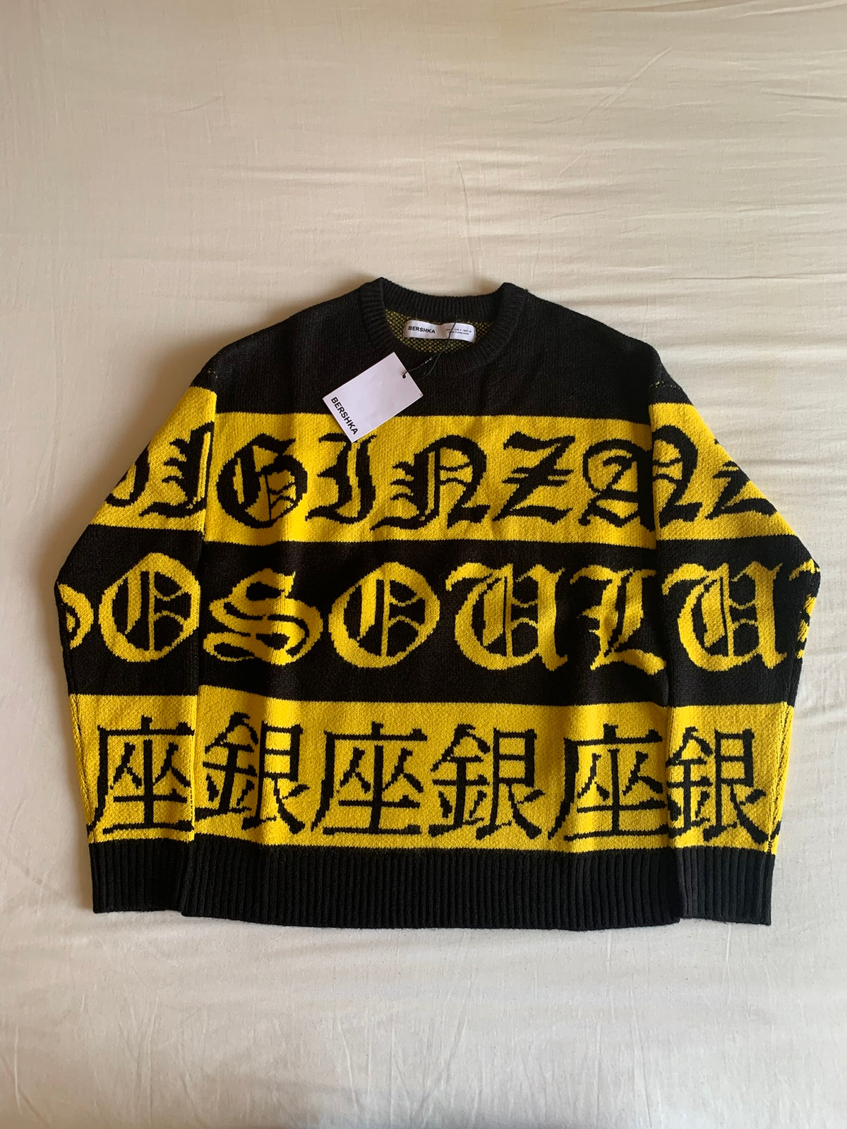 Jersey Bershka Punto Letras Góticas Negro y Amarillo