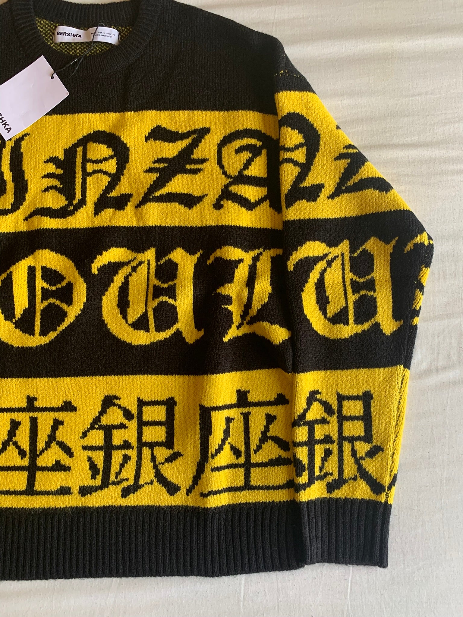 Jersey Bershka Punto Letras Góticas Negro y Amarillo