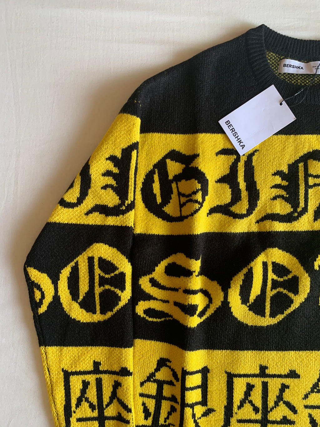 Jersey Bershka Punto Letras Góticas Negro y Amarillo