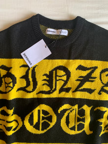 Jersey Bershka Punto Letras Góticas Negro y Amarillo