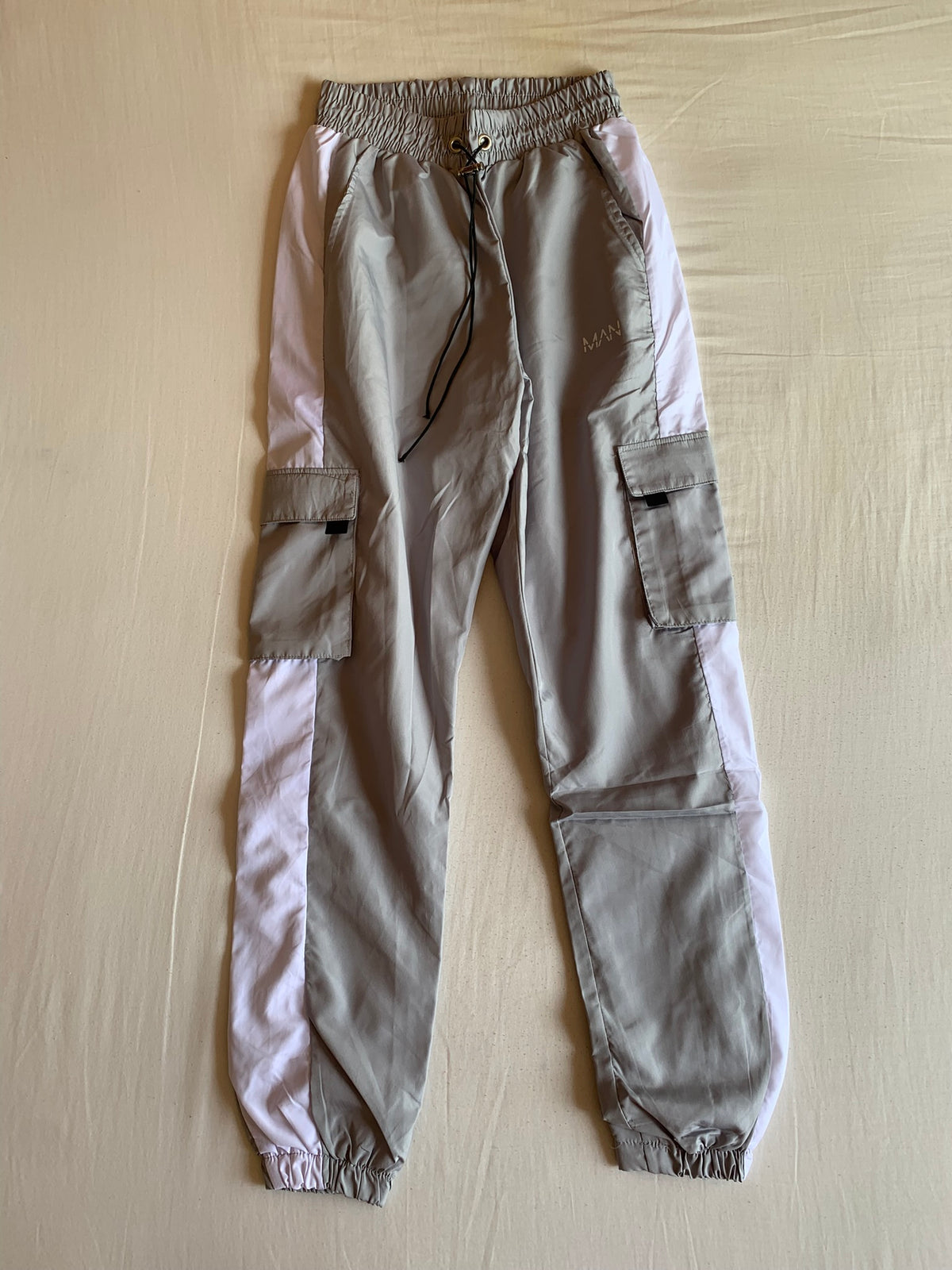 Pantalón Cargo Jogger BoohooMAN Gris