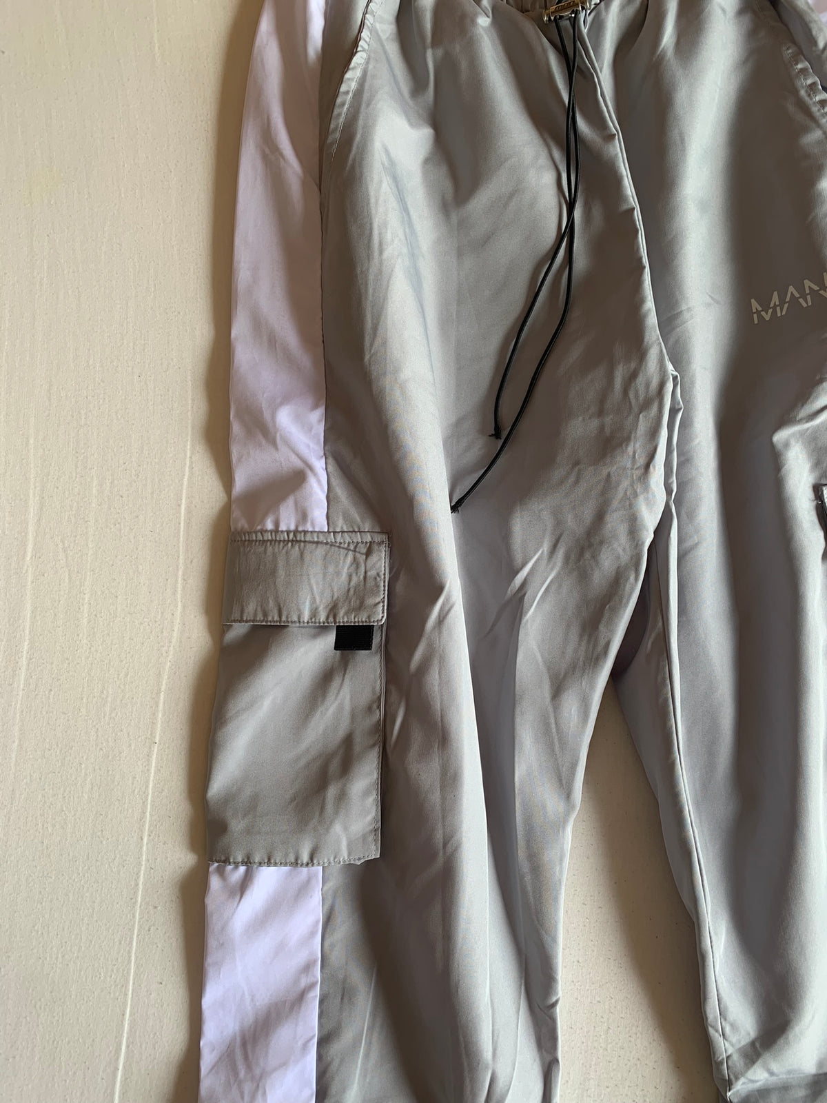 Pantalón Cargo Jogger BoohooMAN Gris