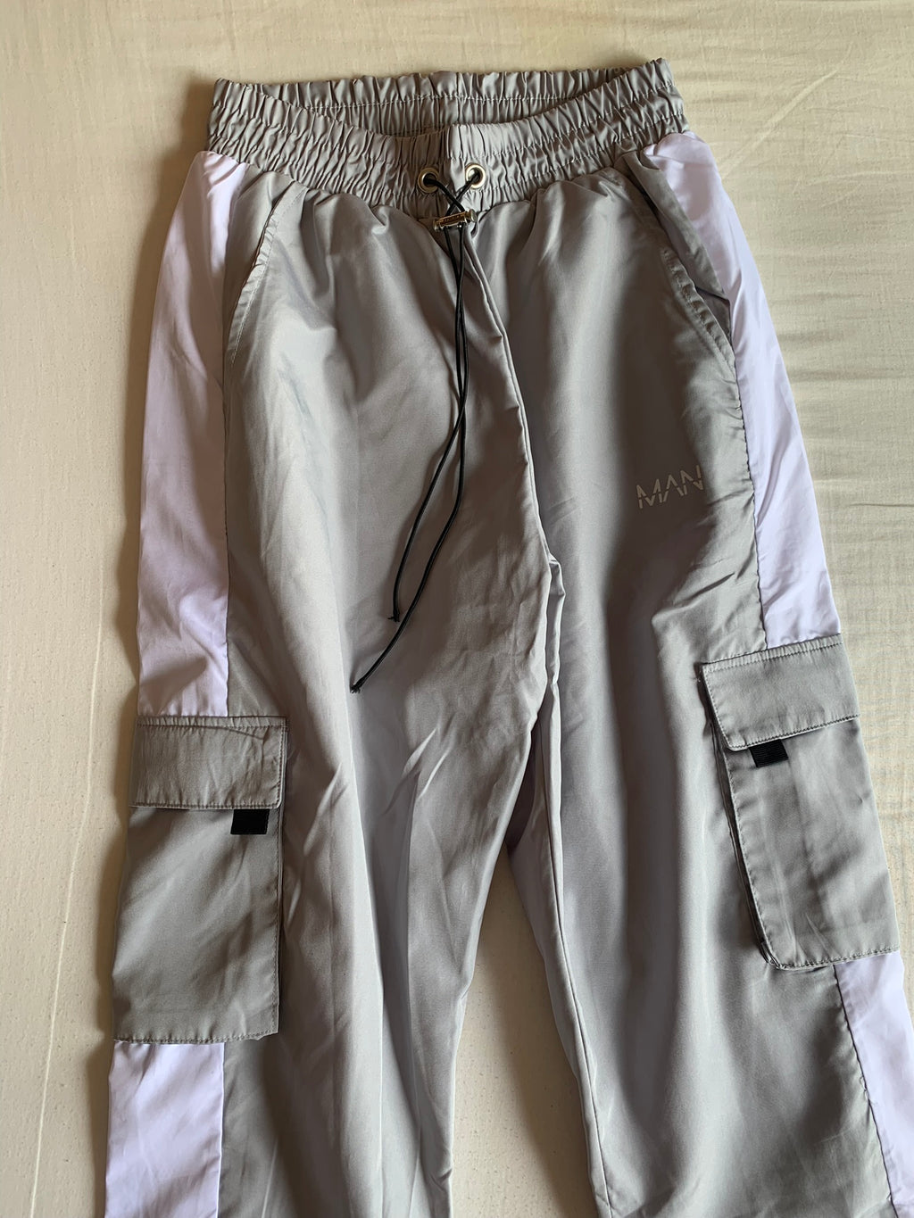 Pantalón Cargo Jogger BoohooMAN Gris