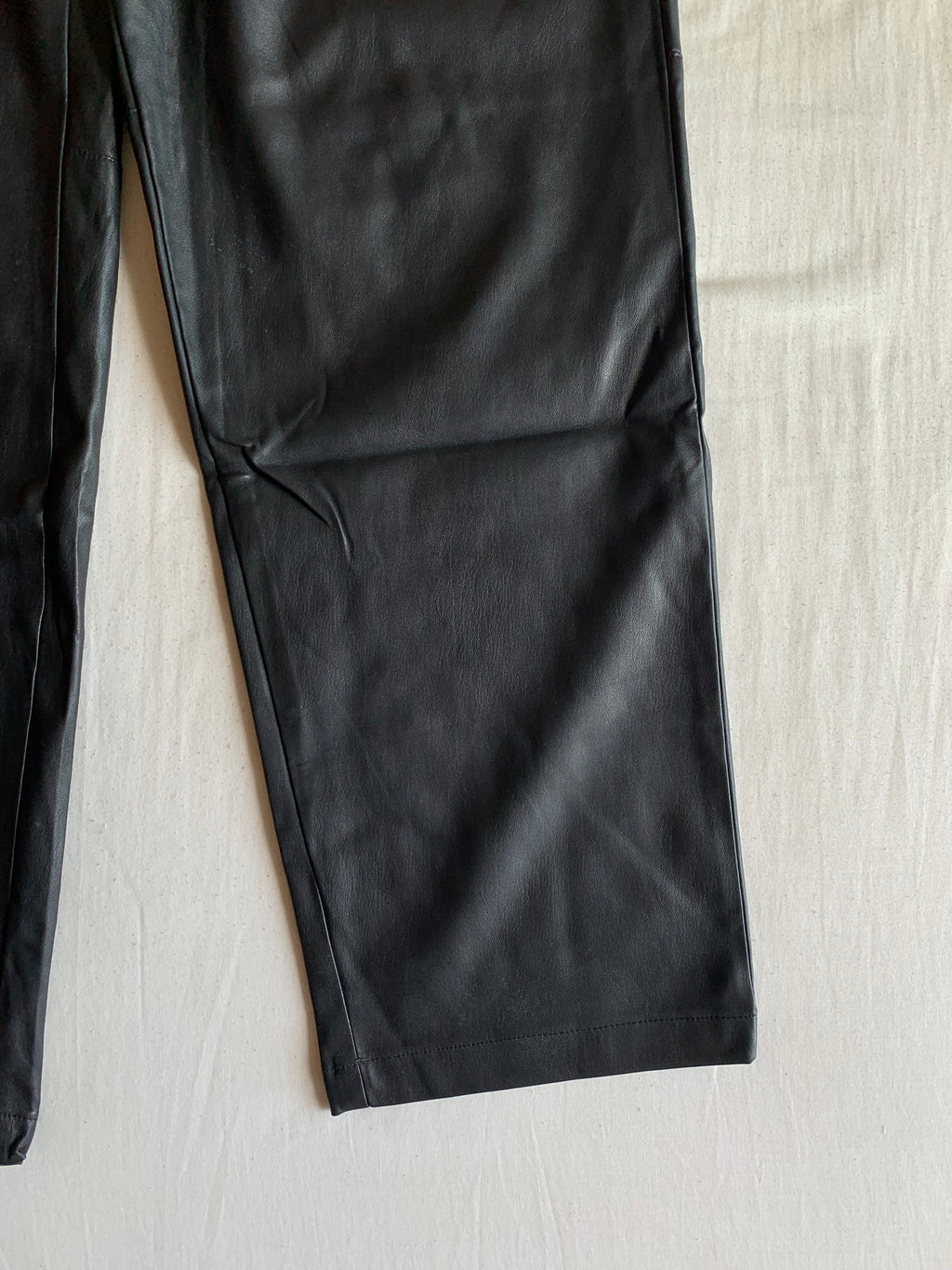 Pantalón Bershka Efecto Piel Negro