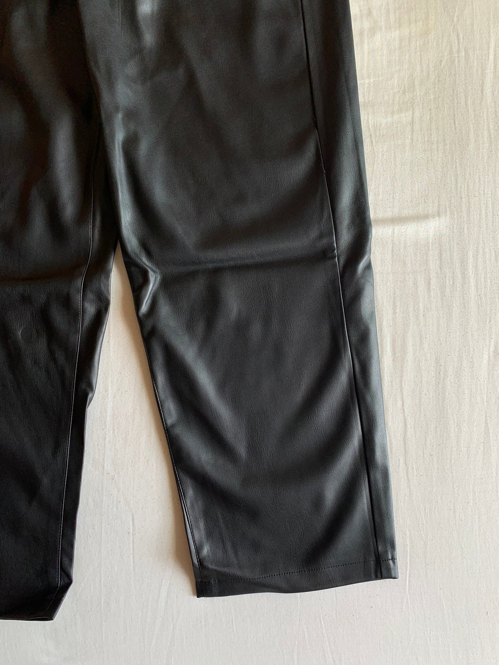 Pantalón Bershka Efecto Piel Negro Costuras