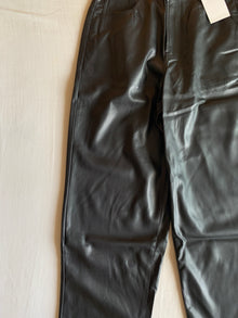 Pantalón Bershka Efecto Piel Negro Costuras
