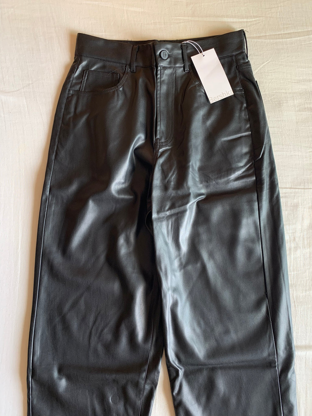 Pantalón Bershka Efecto Piel Negro Costuras