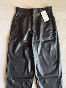 Pantalón Bershka Efecto Piel Negro Costuras