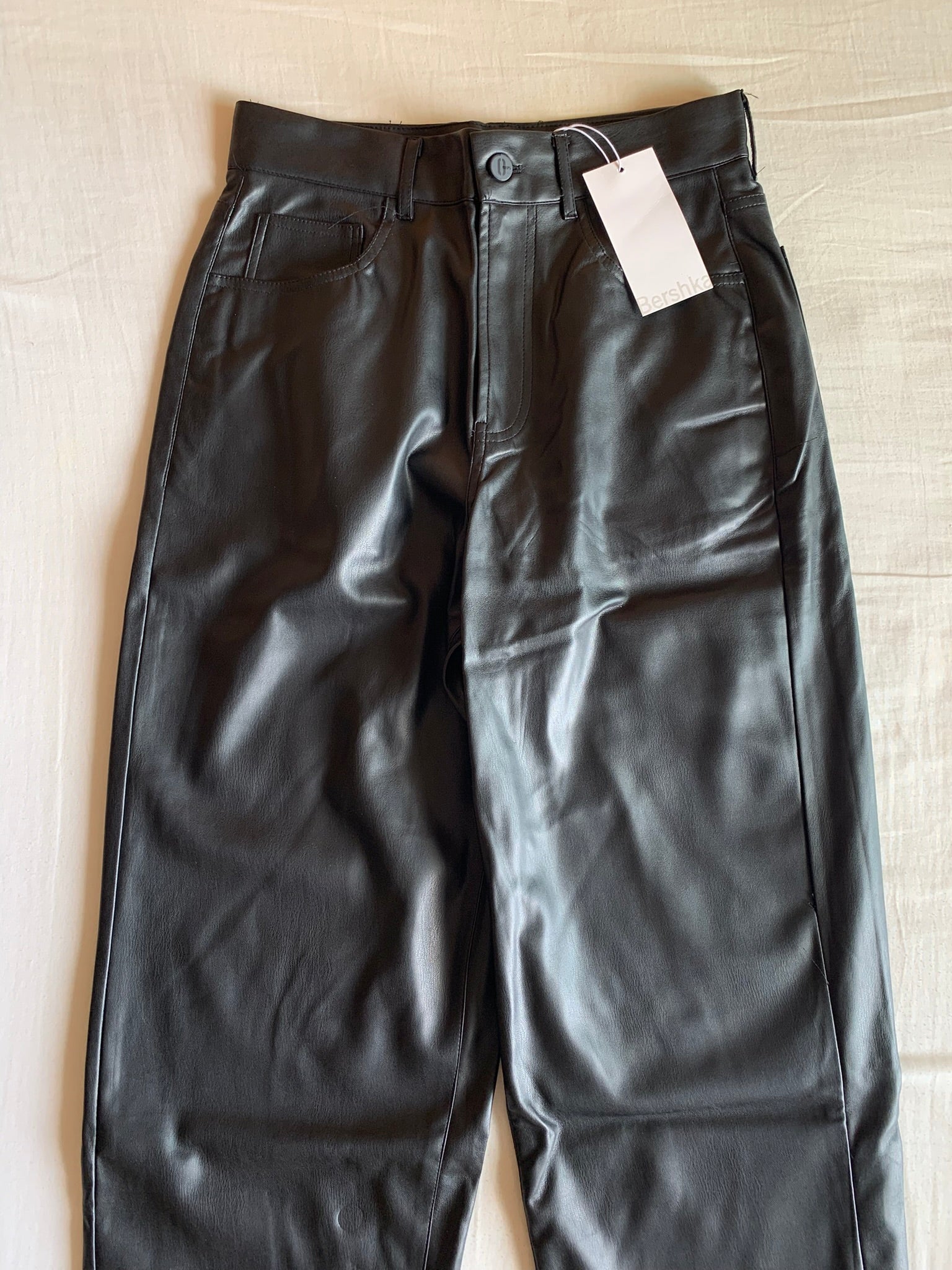 Pantalón Bershka Efecto Piel Negro Costuras