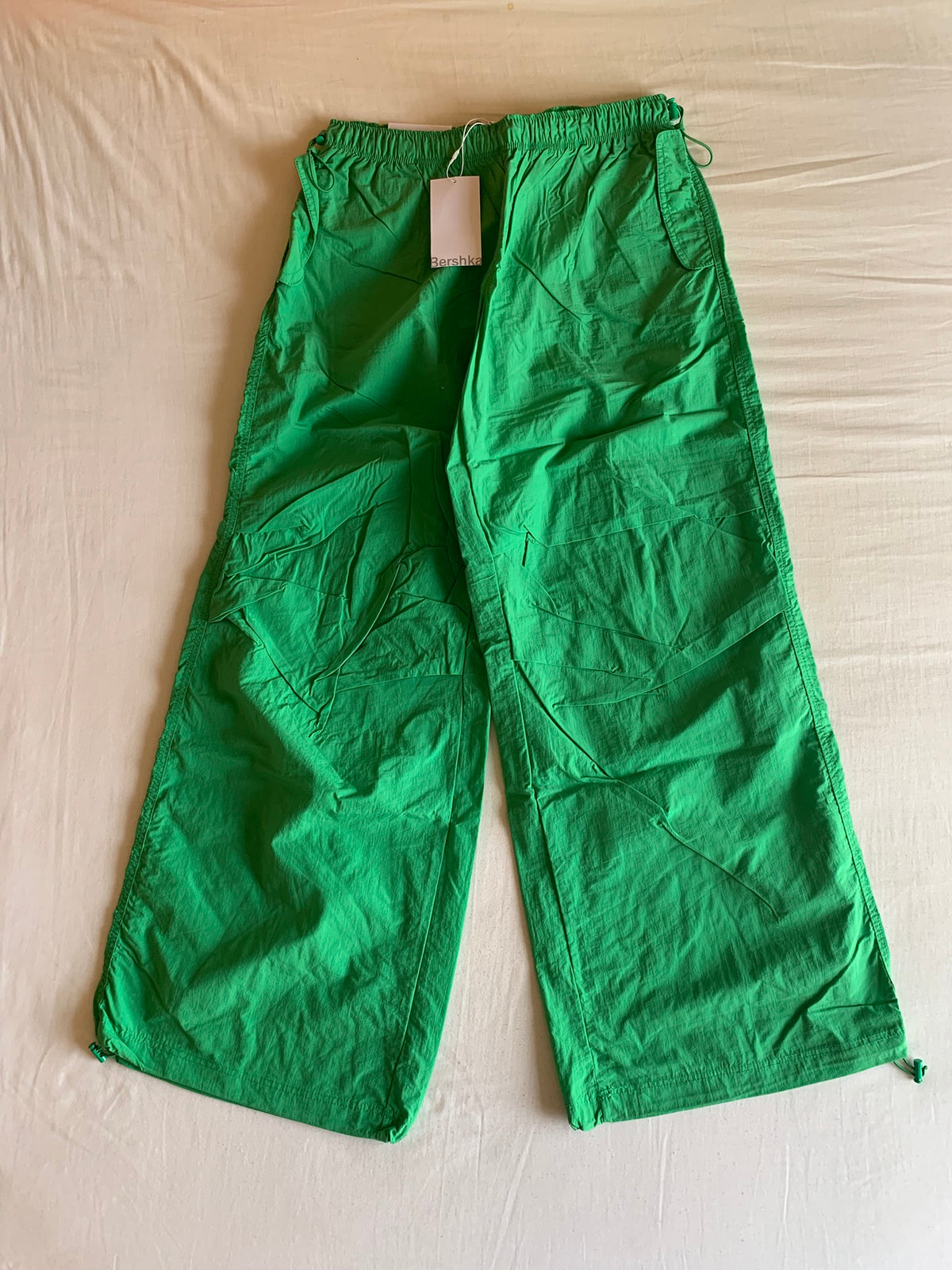 Pantalón Parachute Bershka Verde