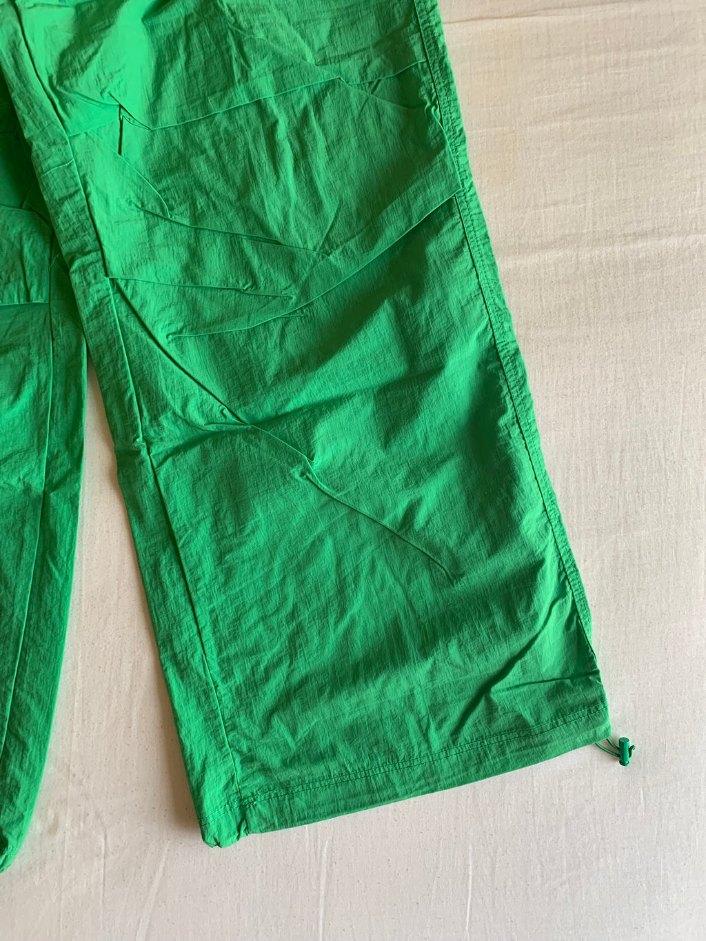 Pantalón Parachute Bershka Verde