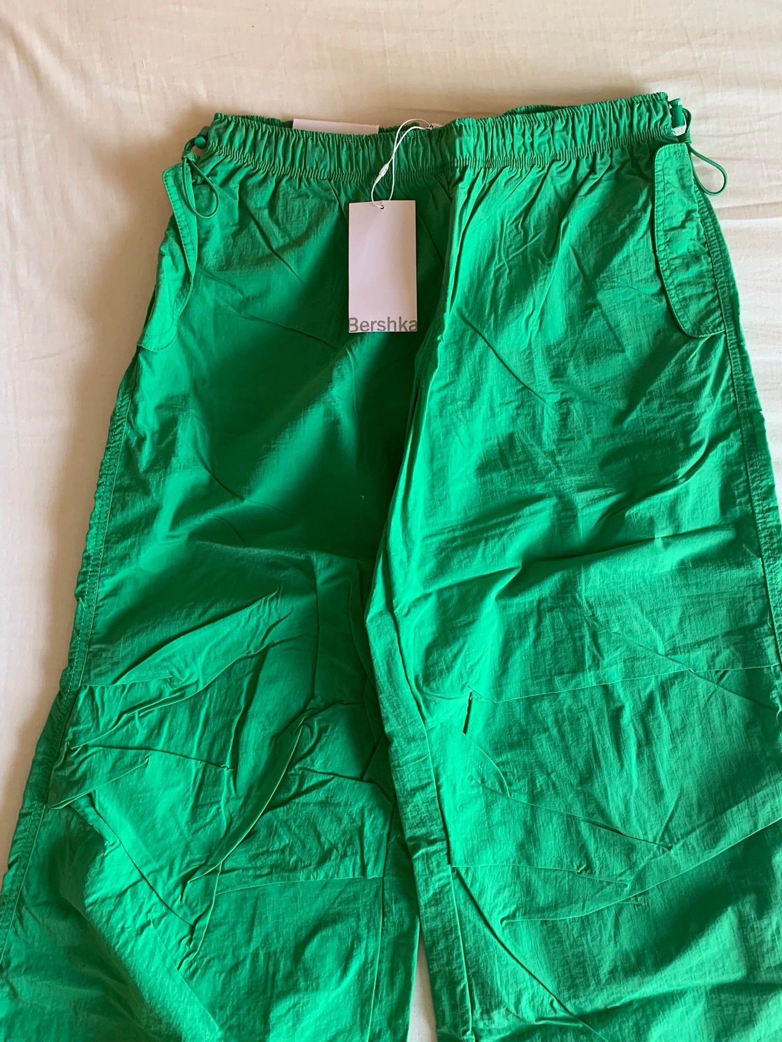 Pantalón Parachute Bershka Verde