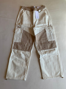 Pantalón Parachute Bershka Colorblock Crudo y Taupe