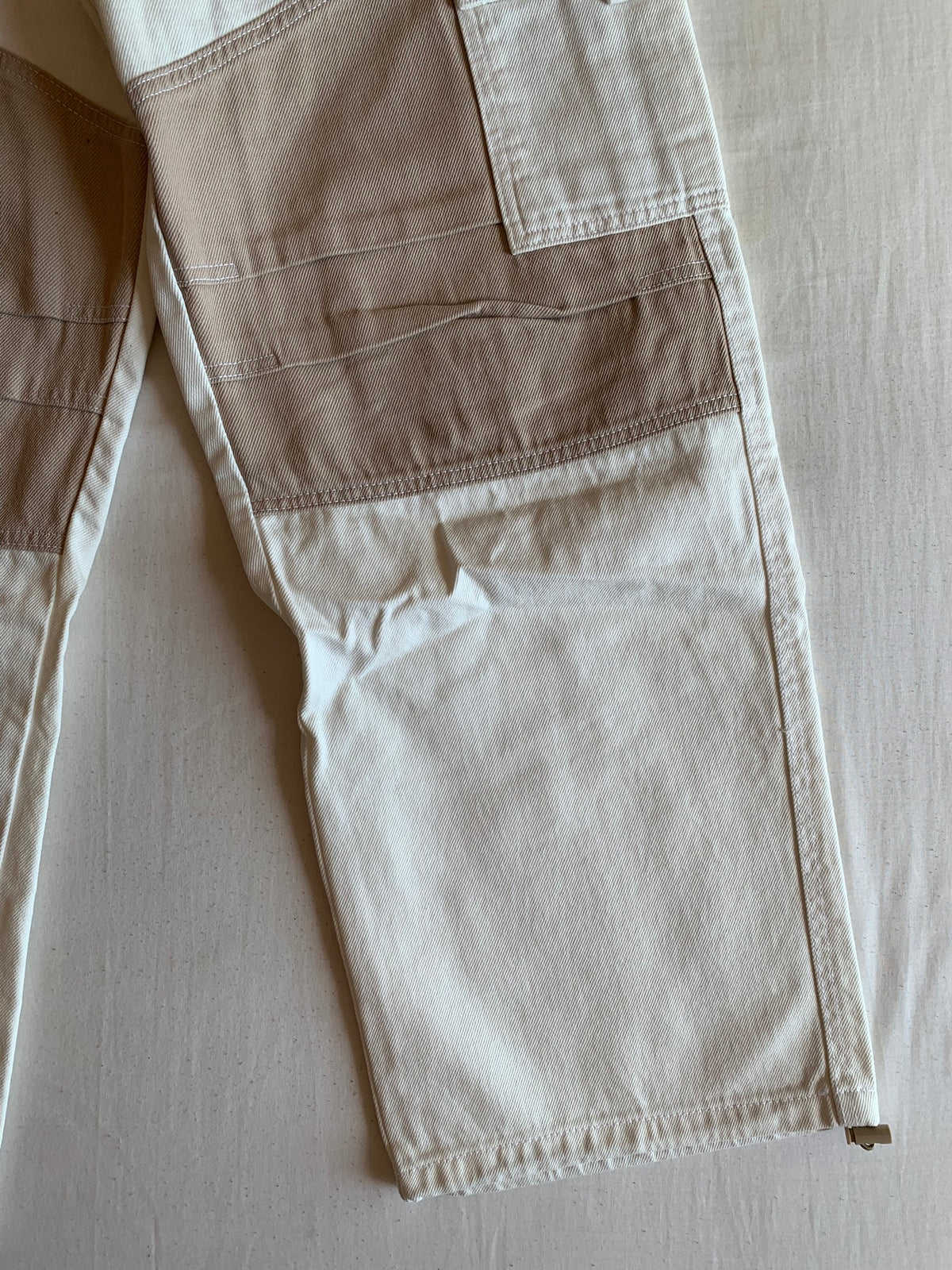 Pantalón Parachute Bershka Colorblock Crudo y Taupe