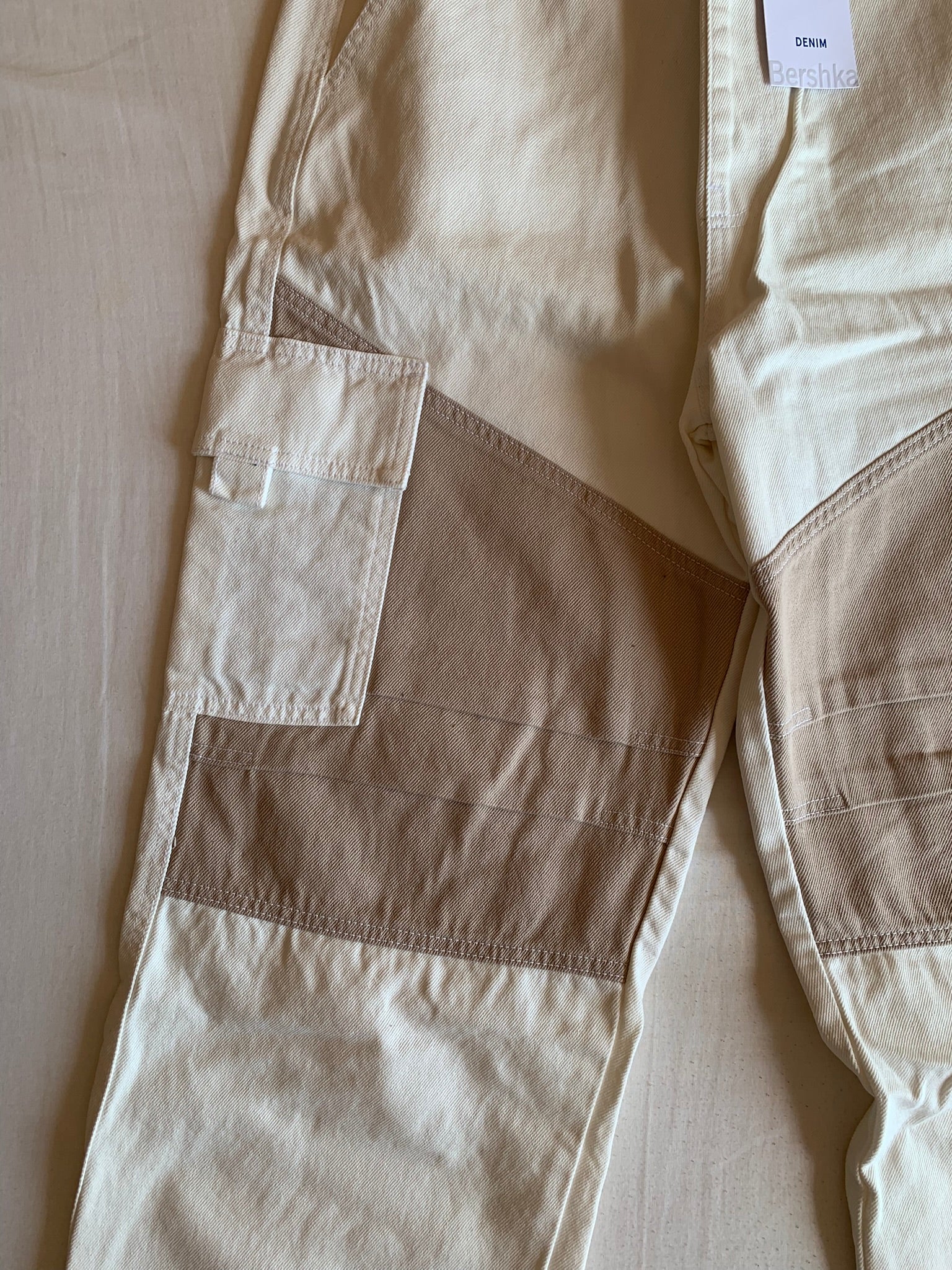 Pantalón Parachute Bershka Colorblock Crudo y Taupe
