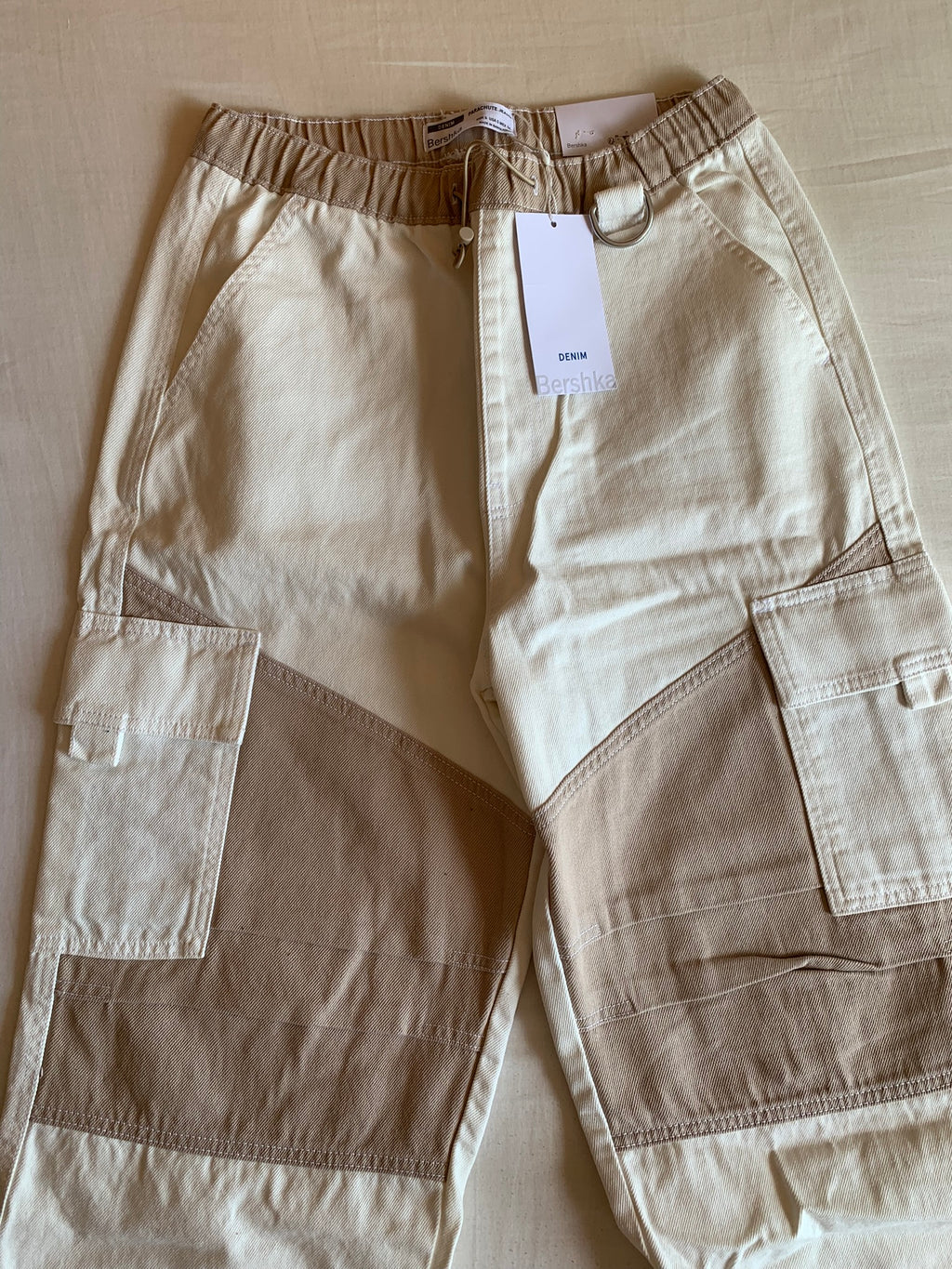 Pantalón Parachute Bershka Colorblock Crudo y Taupe