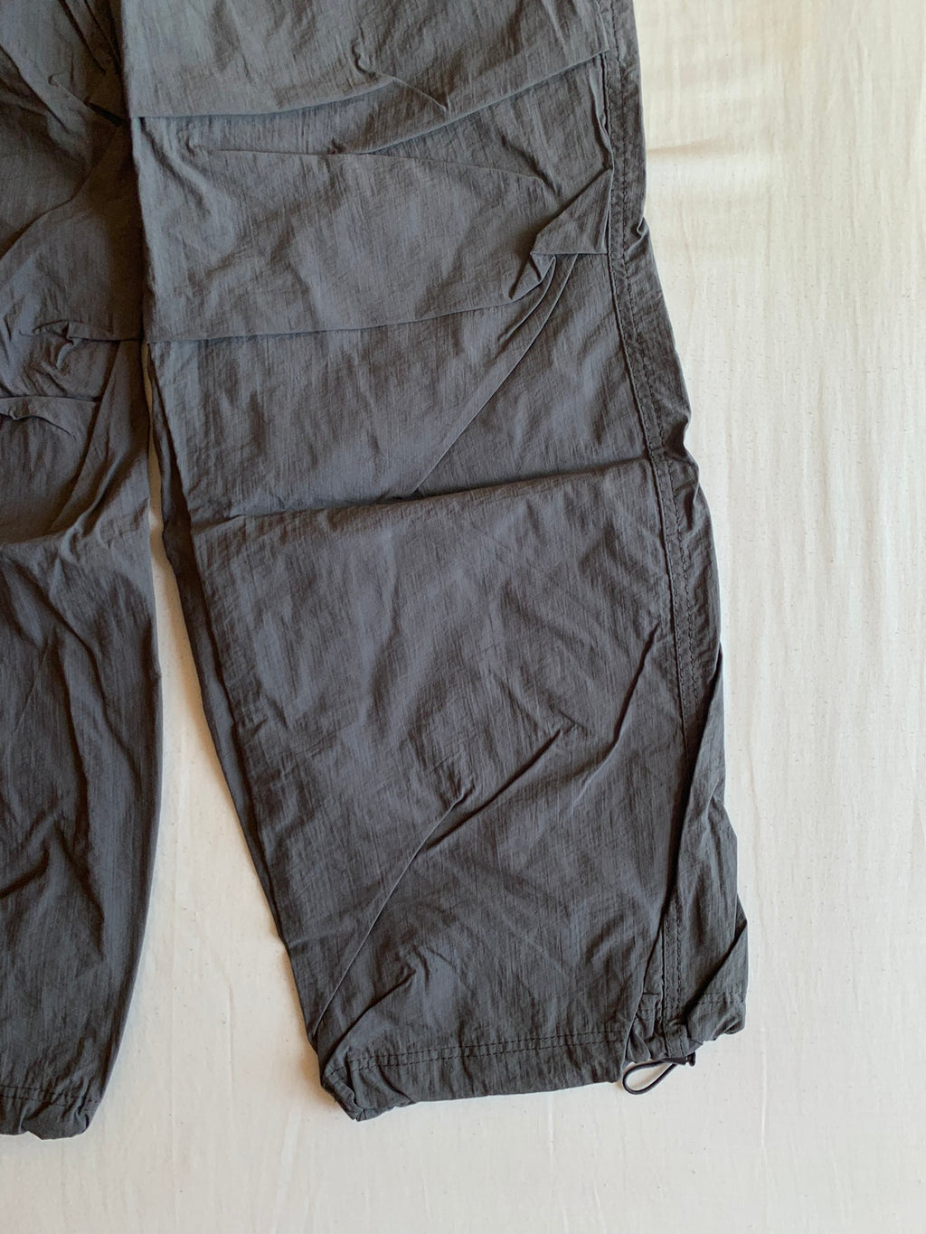 Pantalón Parachute Bershka Gris Oscuro