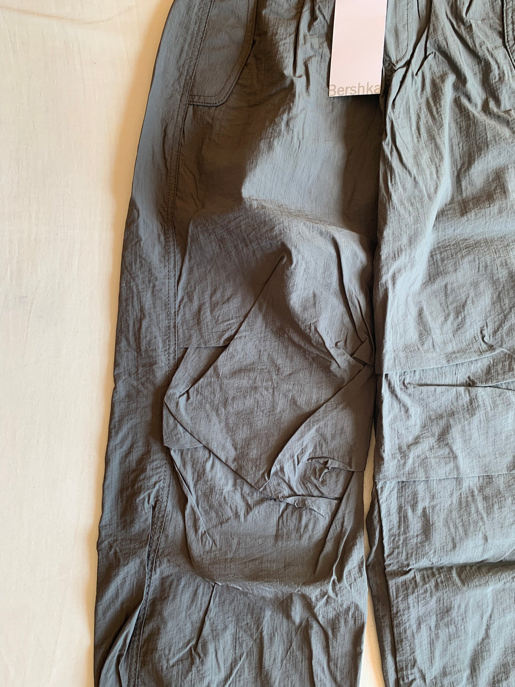 Pantalón Parachute Bershka Gris Oscuro