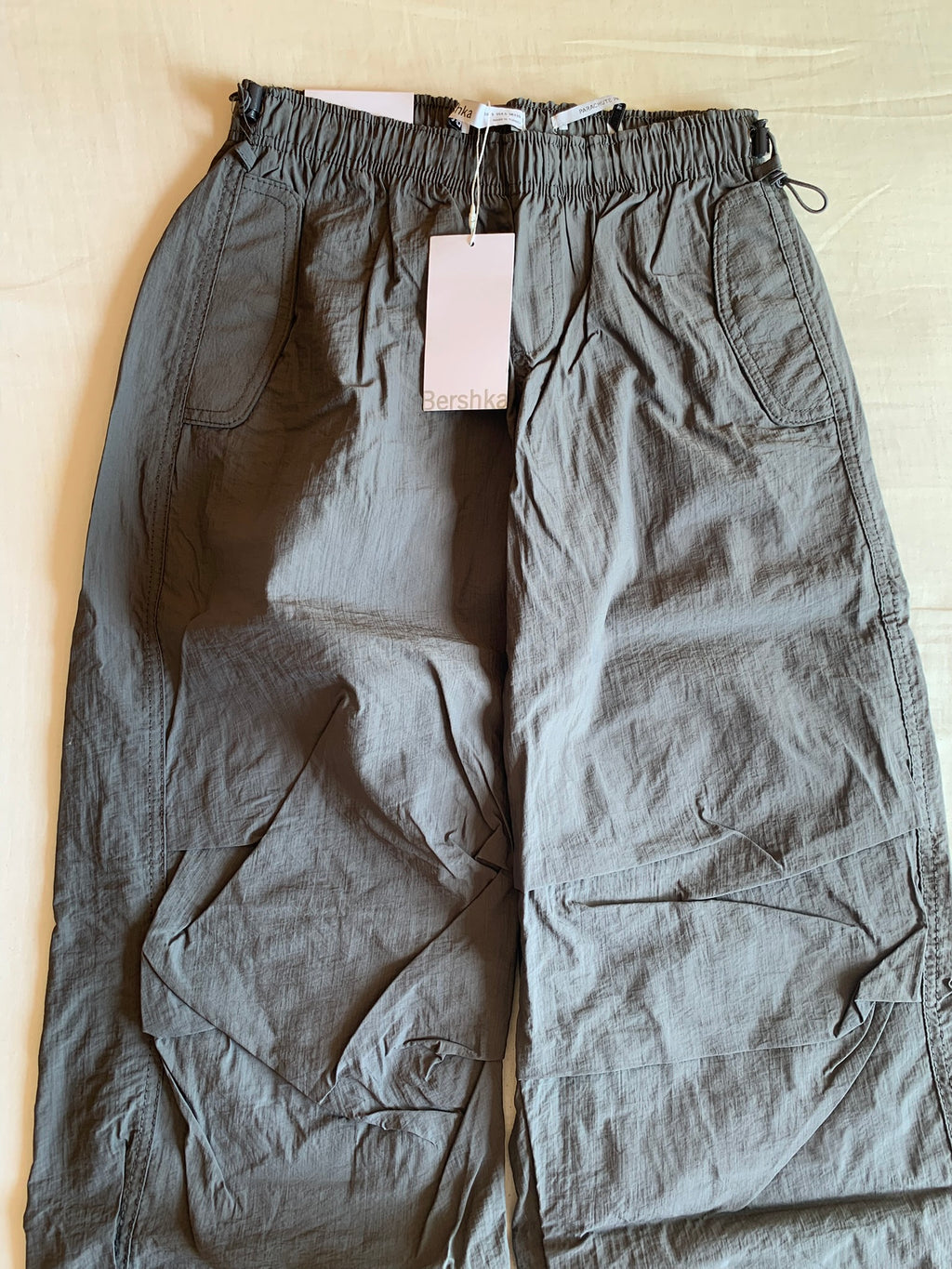 Pantalón Parachute Bershka Gris Oscuro