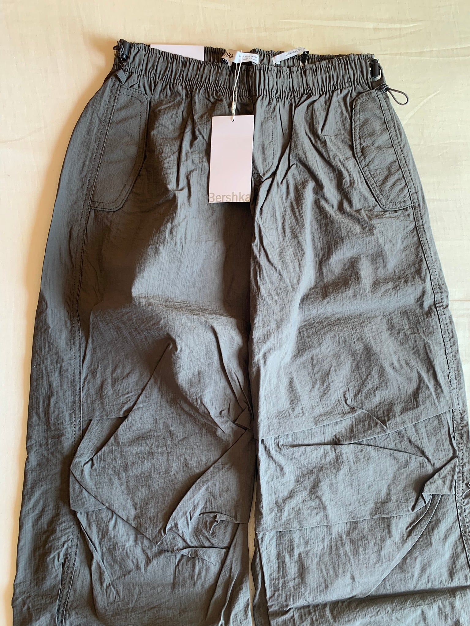 Pantalón Parachute Bershka Gris Oscuro