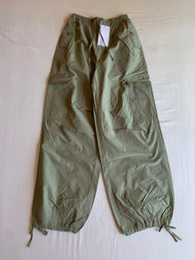 Pantalón Parachute Bershka Caqui