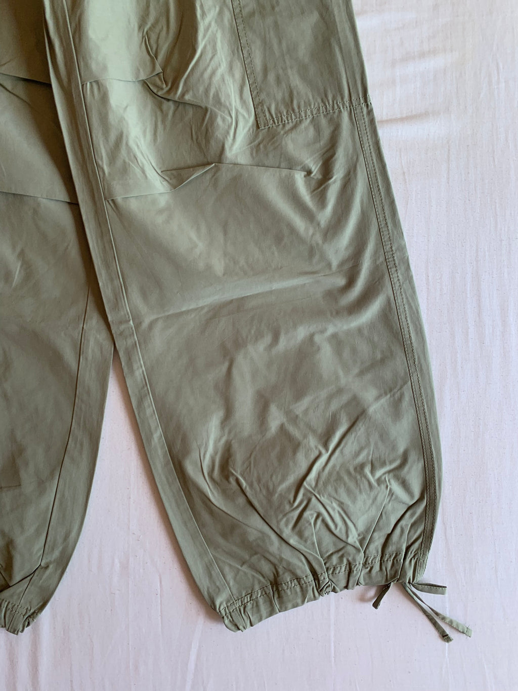 Pantalón Parachute Bershka Caqui