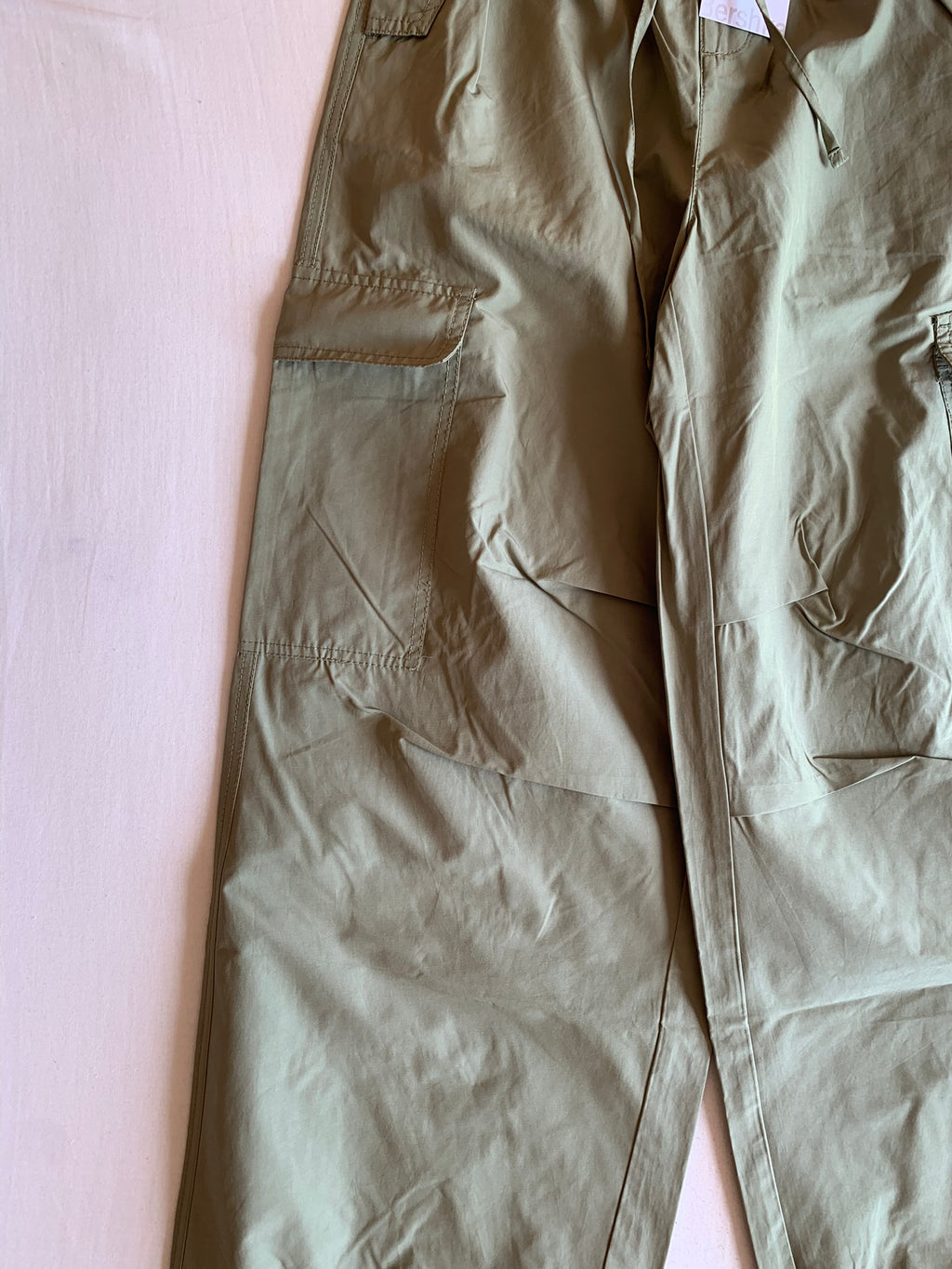 Pantalón Parachute Bershka Caqui