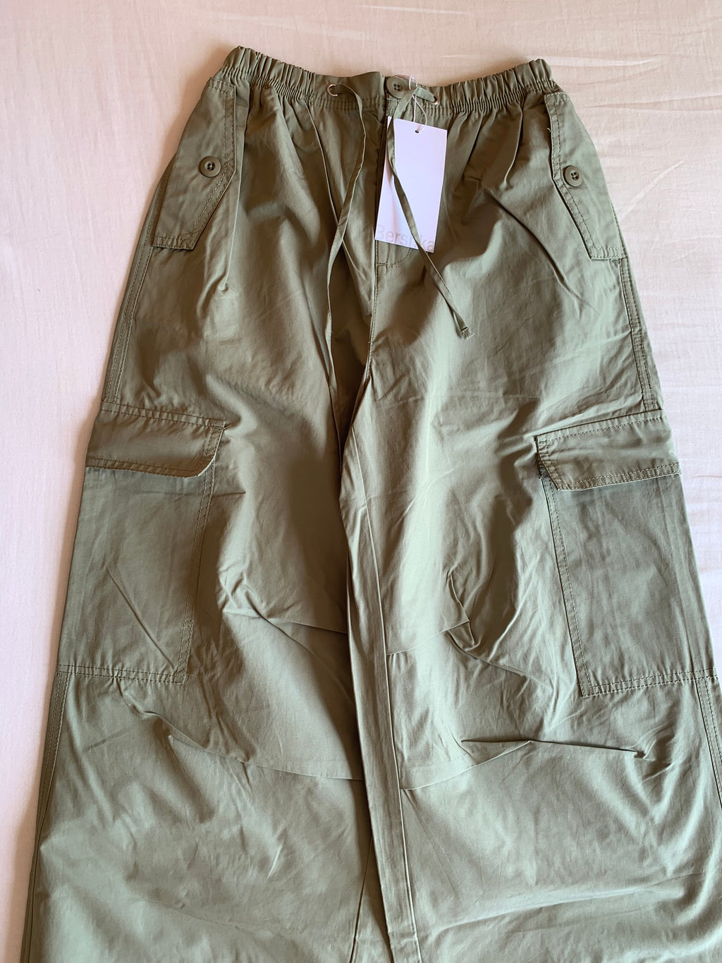 Pantalón Parachute Bershka Caqui