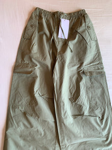 Pantalón Parachute Bershka Caqui