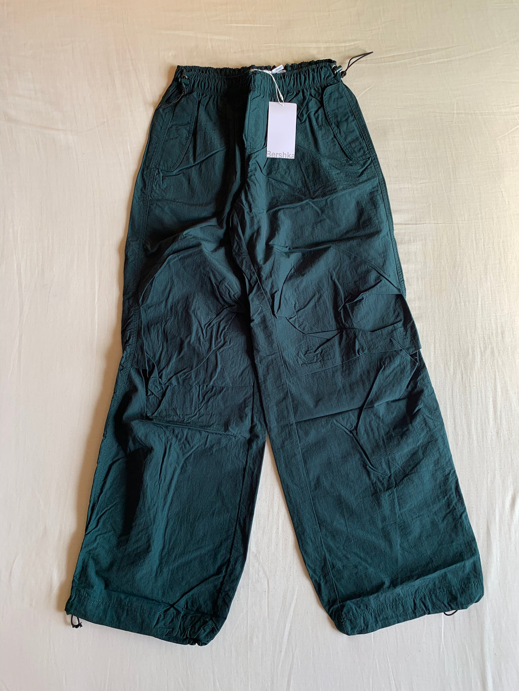 Pantalón Parachute Bershka Verde Oscuro
