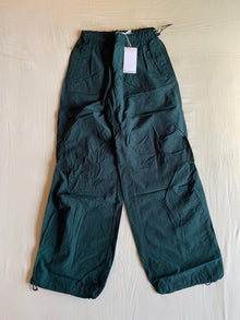 Pantalón Parachute Bershka Verde Oscuro
