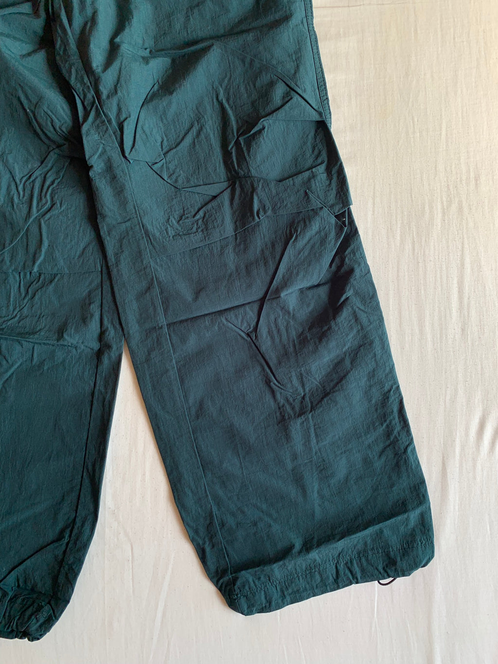 Pantalón Parachute Bershka Verde Oscuro