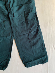 Pantalón Parachute Bershka Verde Oscuro