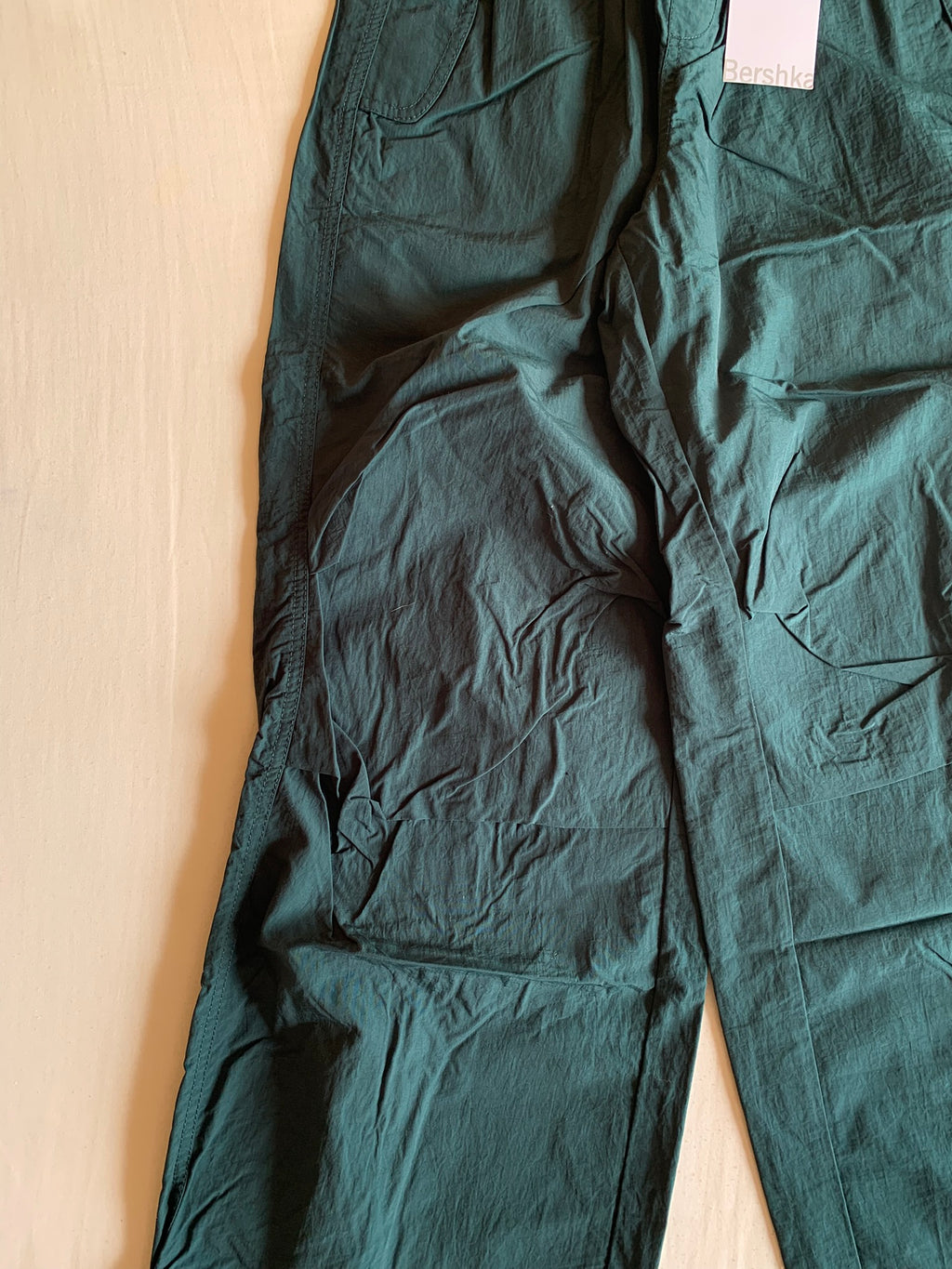 Pantalón Parachute Bershka Verde Oscuro