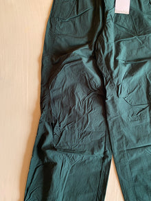 Pantalón Parachute Bershka Verde Oscuro