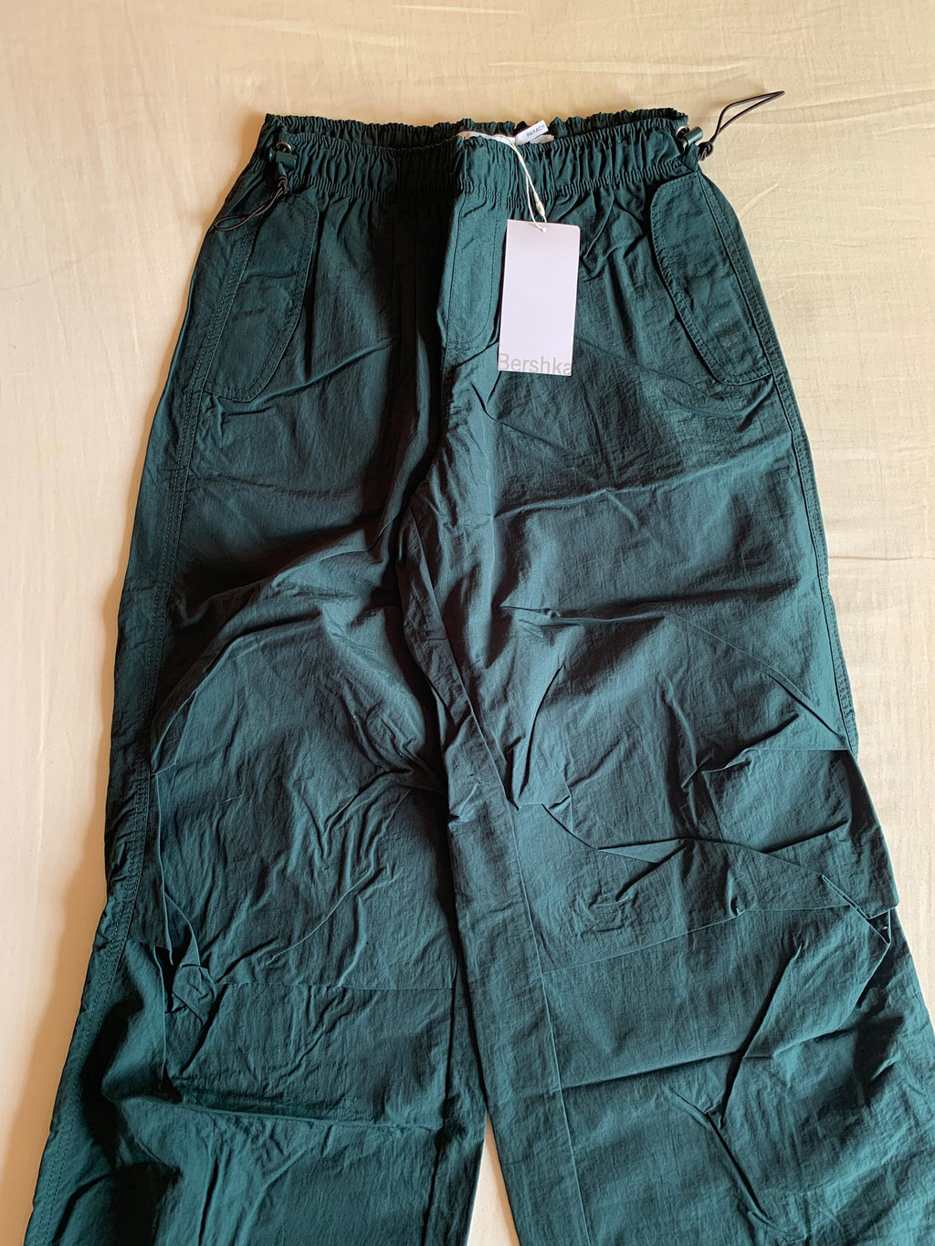 Pantalón Parachute Bershka Verde Oscuro