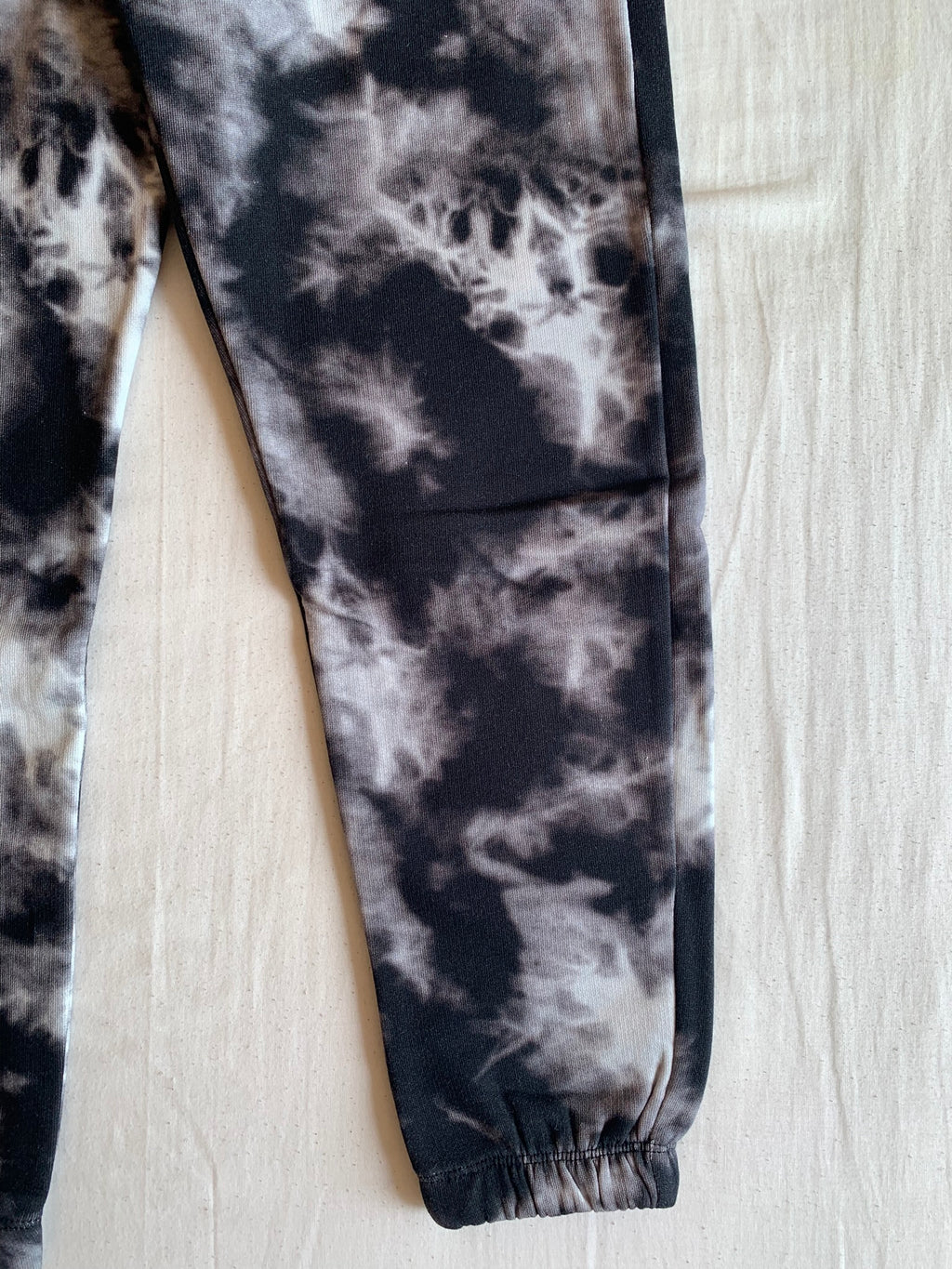Pantalón Jogger Bershka Tie Dye Negro y Blanco