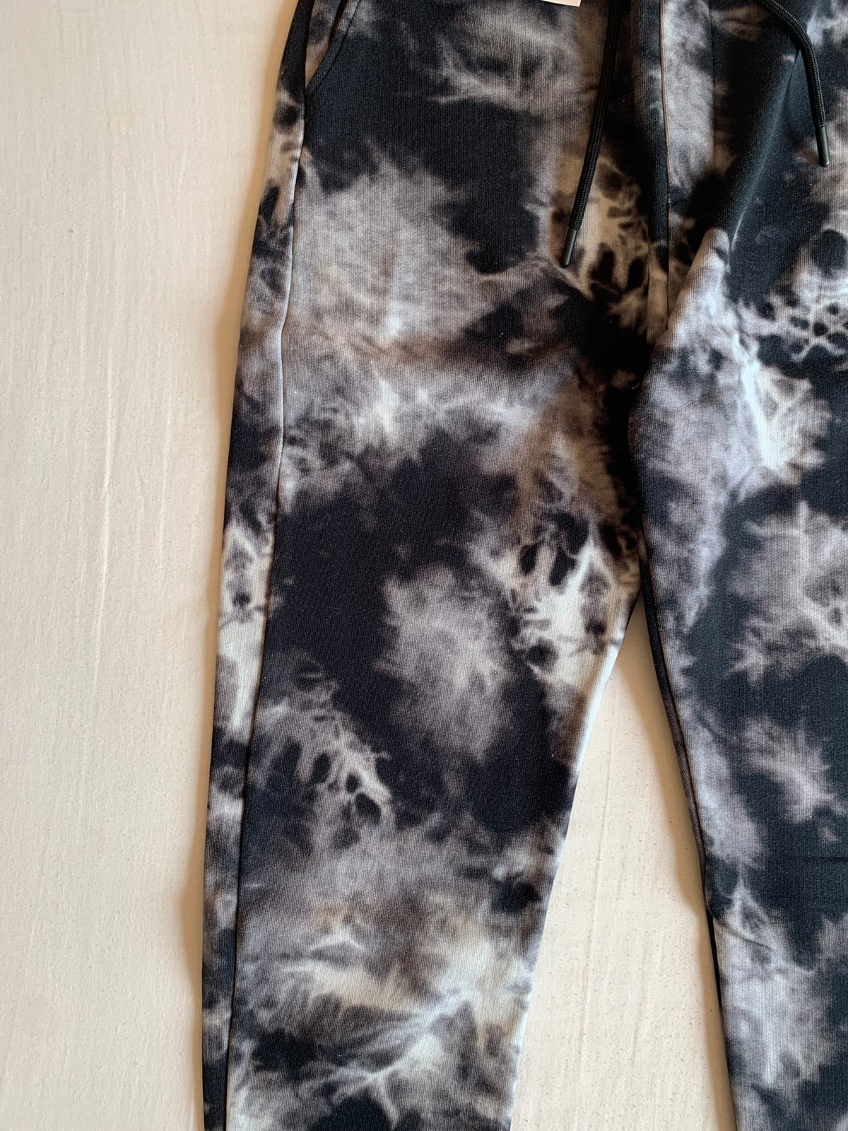 Pantalón Jogger Bershka Tie Dye Negro y Blanco